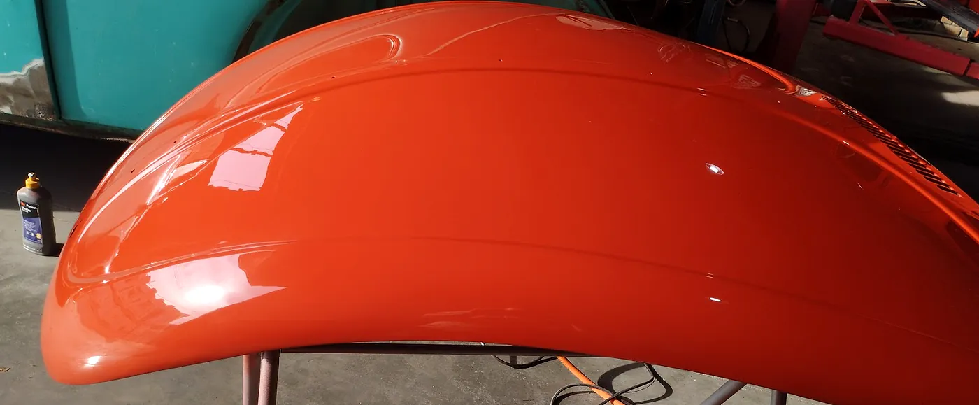 Capô recém-pintado na cor laranja