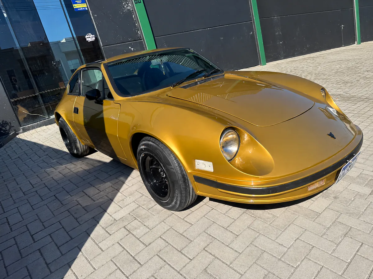 Puma clássico dourado na frente da oficina