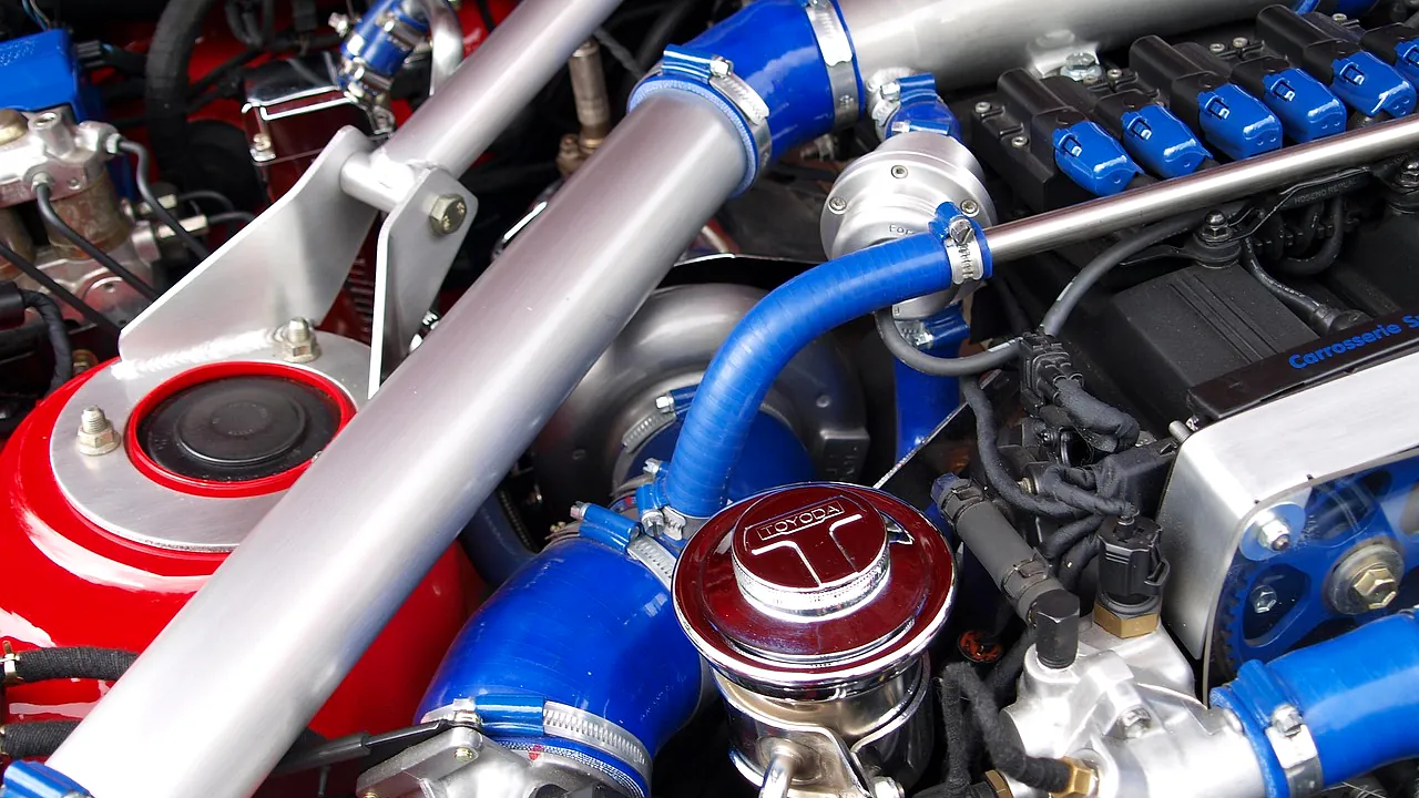 Carro com o capô aberto: motor turbo com turbina, tubos de pressurização e coletor de admissão